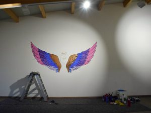 Flügel malen im Atelier Haarklang
